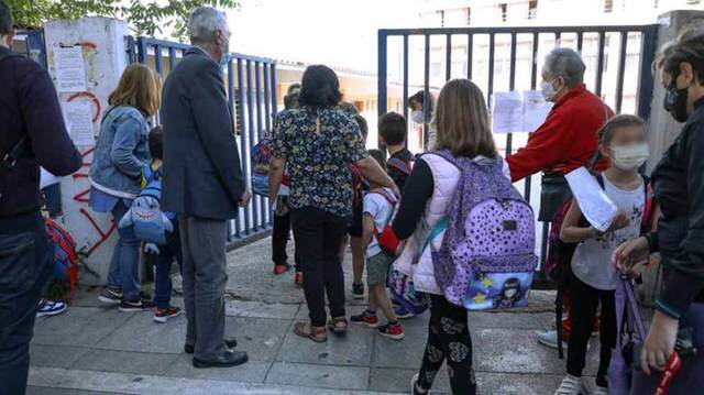 Σχολεία: Ανοίγουν τη Δευτέρα - Οι μαθητές με συμπτώματα να μένουν σπίτι, λέει το Υπουργείο Παιδείας